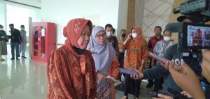 Mensos Risma Jenguk Warga Bogor yang Lumpuh Menahun Mensos Risma Jenguk Warga Bogor yang Lumpuh Menahun