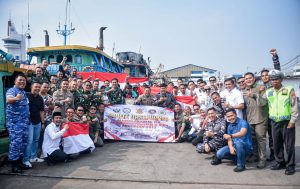 Satu Dasawarsa, Alumni IPDN, TNI dan Kepolisian Bagikan Bendera Merah Putih