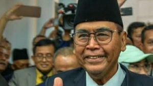 Bogordaily.net - Pemimpin Pondok Pesantren Al-Zaytun, Panji Gumilang, resmi ditetapkan sebagai tersangka oleh Bareskrim Polri atas kasus penistaan/penodaan agama. Proses penetapan tersangka berdasarkan hasil gelar perkara yang disepakati oleh semua pihak yang terlibat. Direktur Tindak Pidana Umum (Dirtipidum) Bareskrim Polri, Brigjen Djuhandhani Rahardjo Puro, menyatakan bahwa Panji Gumilang masih akan diperiksa lebih lanjut oleh penyidik sebagai tersangka. Sebelumnya, Panji telah memenuhi panggilan pemeriksaan sebagai saksi kasus penodaan agama. "Hasil dalam proses gelar perkara semua menyatakan sepakat untuk menaikkan Saudara PG menjadi tersangka," kata Djuhandhani dalam jumpa pers di Bareskrim Polri, Selasa (1/8/2023). Datang di Mabes Polri dengan Pengamanan Ketat Panji tiba di Mabes Polri dengan pengawalan ketat oleh belasan Polisi. Penjagaan ketat juga diterapkan pada akses masuk Mabes Polri, di mana simpatisan Panji Gumilang dilarang masuk dan hanya bisa berdiri di pinggir jalan di depan gerbang masuk. Proses Pemeriksaan dengan Banyak Saksi dan Ahli Dalam kasus ini, Bareskrim Polri telah memeriksa 38 saksi dan 16 ahli dari berbagai bidang, termasuk ahli agama, ahli pidana, dan ahli sosiologi, sebagai bagian dari penyelidikan kasus penodaan agama yang melibatkan Panji Gumilang. Perjalanan Kasus Panji Gumilang  Perjalanan hukum Panji tak hanya sekadar tentang pemeriksaan dan penetapan status tersangka. Sebelumnya, pada tanggal 3 Juli 2023, Panji telah diperiksa sebagai saksi. Namun, hasil pemeriksaan tersebut memunculkan fakta-fakta yang menarik perhatian penyidik, sehingga status perkaranya ditingkatkan dari tahap penyelidikan menjadi tahap penyidikan. Keputusan ini tidaklah diambil secara gegabah, melainkan setelah menyelidiki dengan seksama adanya unsur pidana yang mencuat dalam kasus yang menjerat Panji Gumilang. Kehadiran Panji di Bareskrim Polri menjadi momen yang menarik perhatian. Sebelumnya, ia sempat mangkir dari panggilan dengan alasan sakit, sehingga muncul pertanyaan mengenai kesungguhan kerjasama dengan proses hukum yang tengah dihadapinya. Namun, pada waktu yang telah ditentukan, Panji tiba di lokasi dengan pengawalan ketat dari petugas kepolisian. Kemeja biru yang dikenakannya menyiratkan kesederhanaan seorang pengasuh pondok pesantren yang berdedikasi. Saat ditanya terkait kesiapannya menjalani pemeriksaan, Panji hanya tersenyum dan mengacungkan jempol. Respons singkat namun penuh arti ini menjadi sorotan dari media yang meliput proses perjalanan hukumnya. Sikap optimis yang ditunjukkan Panji dapat memberikan sinyal bahwa ia siap menghadapi konsekuensi atas kasus yang sedang dihadapinya.***