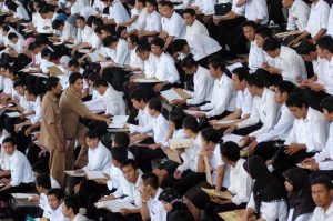Seorang pengawas berada di antara peserta ujian calon pegawai negeri sipil (CPNS) Depkumham, di Gelora Pantjasila Surabaya, Rabu (11/11). Dibuka September, Ini Formasi CPNS 2023