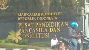 Palu arit di kawasan puncak