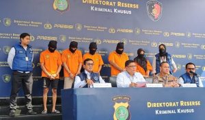 16 Model Film Dewasa Diperiksa Polisi