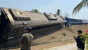 Brak! Kecelakaan Kereta Argo Semeru, Gerbong KRL Berantakan