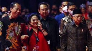 Diam dan Tersenyum, Jokowi Abaikan Sindiran 'Orba' dari Megawati