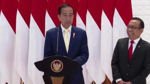 Dasi Kuning Jokowi yang Bikin Pangling