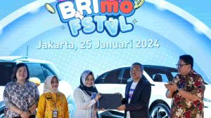 Transaksi Pakai BRImo, 15 Nasabah Ini Menangkan Mobil Listrik Keren!