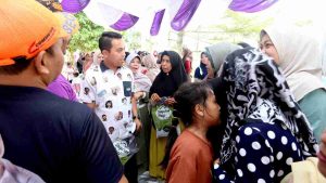 Sendi Farm Bangkitkan Petani Produktif dan Ekonomis Bogordaily.net - Sendi Fardiansyah, tokoh muda Kota Bogor, meluncurkan Sendi Farm di kawasan Bogor Nirwana Residence (BNR), RT 03/06 Kelurahan Mulyaharja, Kota Bogor, Sabtu, 24 Februari 2024. Sendi Farm ditujukan guna membangkitkan para petani yang produktif dan ekonomis. Peluncuran Sendi Farm ini yang dihadiri puluhan kelompok tani ini diisi dengan pelatihan tips maupun solusi pertanian dari soal benih hingga penjualan hasil tani oleh sejumlah narasumber. "Sendi Farm ini untuk mendukung dan mensukseskan kelompok tani masyarakat agar mereka tidak hanya bisa berkebun tapi juga bisa menghasilkan secara produktif dan secara ekonomi," kata Sendi Fardiansyah. Sendi mengakui bahwa saat ini para petani terkendala permodalan hingga kebingungan akses market, sehingga butuh dukungan dari berbagai pihak. "Jadi Sendi Farm ini menjembatani antara konsumen dengan produsen. Sebetulnya permintaan produksi pertanian itu sangat tinggi, tidak hanya untuk pasar tradisional tetapi juga pasar modern. Asal kemasannya bagus, asal standarnya bagus, itu bisa dijual sampai empat kali lipat harganya," ungkapnya. Sendi juga menghimbau masyarakat agar kreatif memanfaatkan pekarangan dan lahan yang dimiliki untuk bercocok tanaman. Hal ini guna mengantisipasi kenaikan harga dan kelangkaan sejumlah komoditas seperti sayuran, bumbu, maupun buah-buahan. Kembali ditegaskannya, Sendi Farm juga berupaya untuk mencari pasar yang potensial untuk produk pertanian dari kelompok tani binaannya. Dengan adanya pasar yang potensial, diharapkan kelompok tani dapat meningkatkan pendapatan dari usaha pertanian mereka. “Kita tadi menawarkan yang selama ini mungkin bapak ibu para petani yang menghasilkan tidak banyak hanya dua kilo tiga kilo mereka bingung dikonsumsi tiap hari bosan juga, mau dijual ke pasar habis di diongkos, nah dengan adanya Sendi Farm kita menjembatani melalui KWT (kelompok wanita tani). Jadi yang dua kilo tiga kilo tadi dikumpulkan, setelah dikumpulkan nanti kita akan jemput untuk penjualannya, jadi memudahkan,” terang Kang Sendi. Sebagai informasi, Sendi Fardiansyah tercatat sebagai Sekretaris Pribadi Iriana Jokowi. Sosok pemuda sukses ini kerap menggelar beragam kegiatan dan berencana maju sebagai bakal calon Wali Kota Bogor pada 2024 ini.*** (Acep Mulyana) Caption: Sendi Fardiansyah di sela acara peluncuran Sendi Farm di kawasan BNR, Kelurahan Mulyaharja, Kota Bogor, Sabtu 24 Februari 2024.