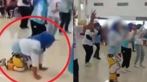 Bogordaily.net - Video dengan narasi meninggal saat joget gemoy viral di media sosial. Dalam video itu sejumlah orang sedang melakukan senam, di tengah aksi mereka yang bersemangat. Tiba-tiba seorang perempuan kelelahan dan akhirnya tersungkur hingga dikabarkan meninggal dunia. Seperti yang diposting ulang akun Safa Andriana@Safa_Andriana di media sosial (medsos) X. "Nauzubillahi minzalik...semoga kita semua khususnya pendukung 01 meninggal dlm keadaan Husnul khatimah ???? Innalilahi wa innailaihi Raji'un" kata Safa Andriana dalam postingan itu. Dalam video itu, terlihat seorang wanita yang sedang asyik mengikuti senam gemoy bersama peserta lain diiringi alunan musik bernada riang. Namun tiba-tiba si perempuan berkerudung warna biru muda dan kaos putih itu perlahan-lahan menghentikan gerakannya dan terduduk diatas lipatan kakinya hingga akhirnya tersungkur dengan posisi wajah mencium lantai. Kemudian terdengar teriakan histeris perekam video saat melihat kejadian tersebut. Dalam tayangan video tersebut juga tertulis keterangan nama, waktu dan lokasi kejadian. Disebutkan, wanita yang meninggal bernama Wiwil. Adapun peristiwa itu terjadi pada saat kegiatan senam gemoy di Surabaya dalam rangka kampanye Prabowo Gibran. "memang qta tidak tau kapan maut menjemput qta, tp musibah ni terjadi di kampanye 02 otomatis kammpanye ni tidak berjalan mulus krn kejadian ini. Jika Allah SDH bekerja tidak tau apapun bisa terjadi dan yg pasti ada hikmah yg bisa qta ambil dari kejadian ini. Wallahu a'lam bishabwab".***