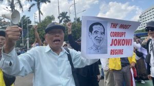Demo Massa Pro dan Kontra Pemakzulan Jokowi Bentrok di Depan Gedung DPR
