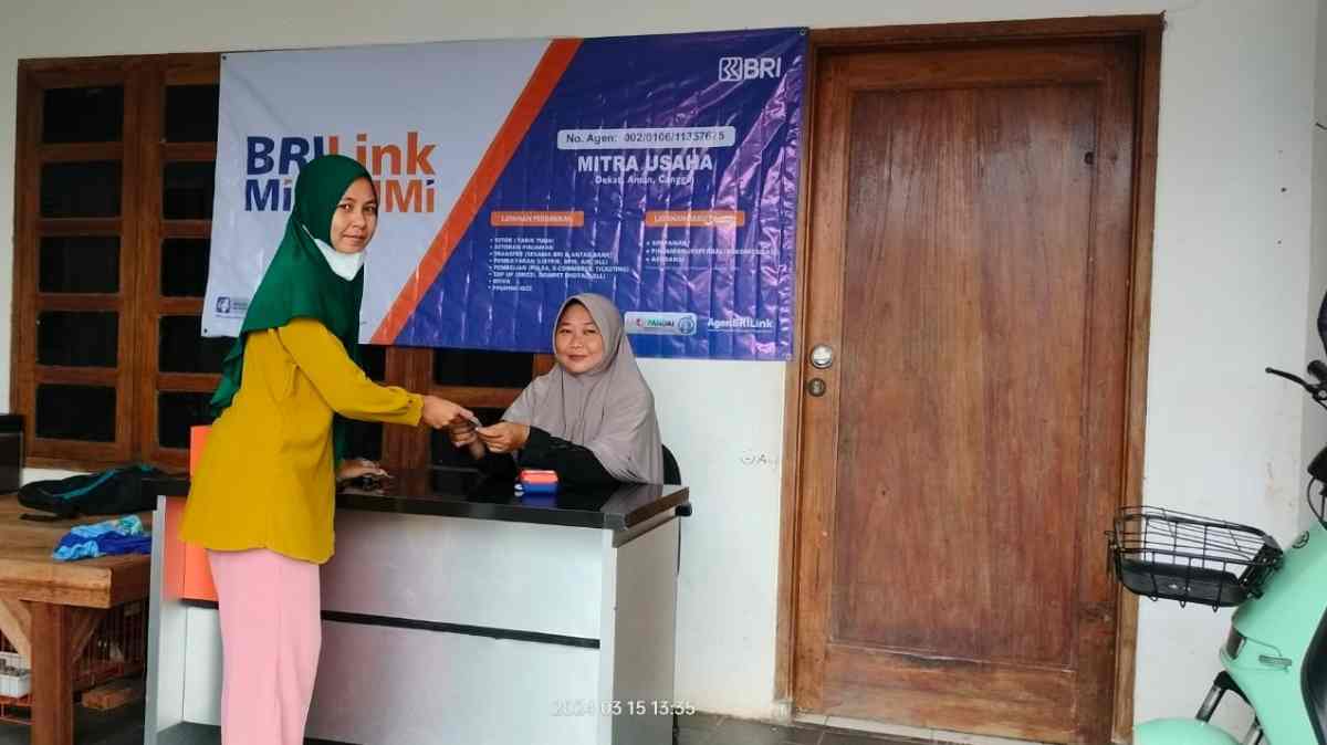 Kisah Agen Mitra UMi di Karawang, Tak Hanya Menambah Penghasilan Tapi Juga Bantu Ekonomi Warga Sekitar