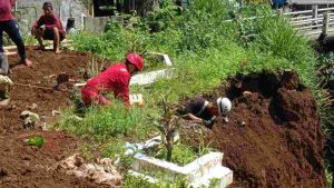 Tergerus Longsor, 16 Makam Direlokasi di Muarasari Kota Bogor Tergerus Longsor, 16 Makam Direlokasi di Muarasari Kota Bogor