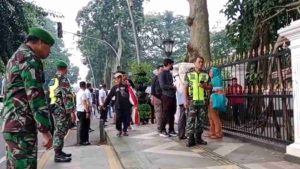 Presiden Jokowi Bagikan Sembako di Istana Bogor 