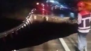 Detik-detik Longsor Jalan Tol Bocimi dan 1 Mobil Nyemplung. Lalulintas Ditutup! 