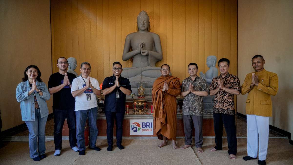 Peringati Hari Raya Waisak, BRI Peduli Salurkan Bantuan Sarana Pra-sarana Vihara dan Bagikan Sembako Untuk Umat Buddha