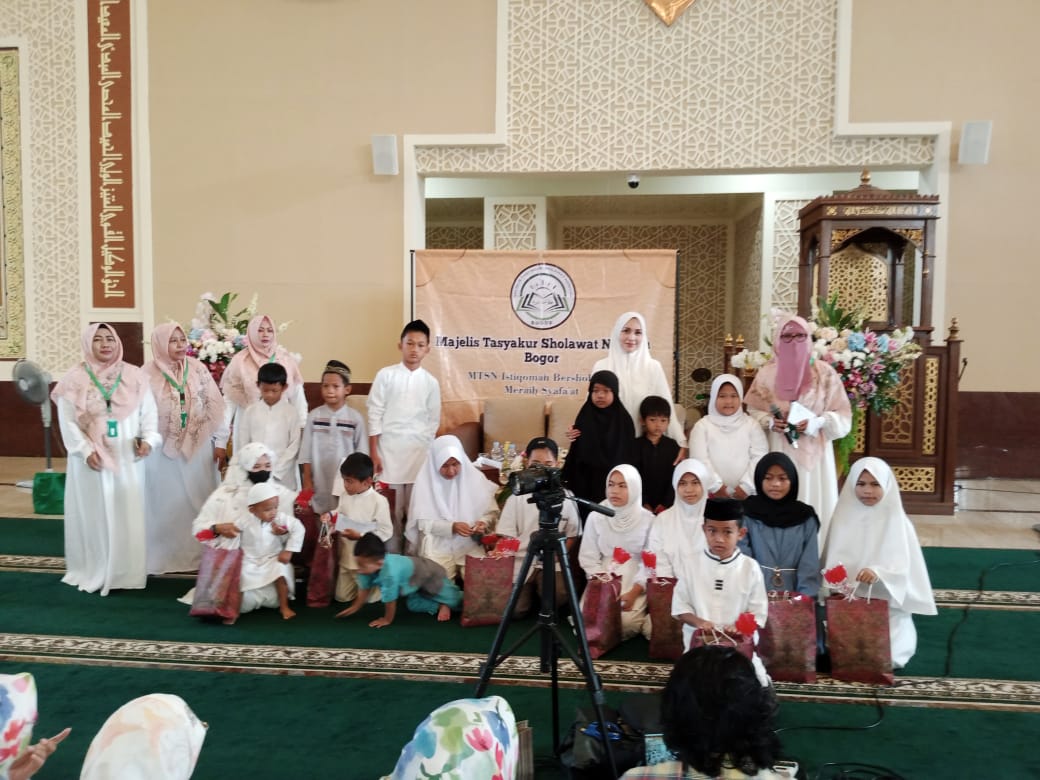 Yantie Rachim menghadiri Halal Bihalal Majlis Ta'lim Sholawat Nariyah 
