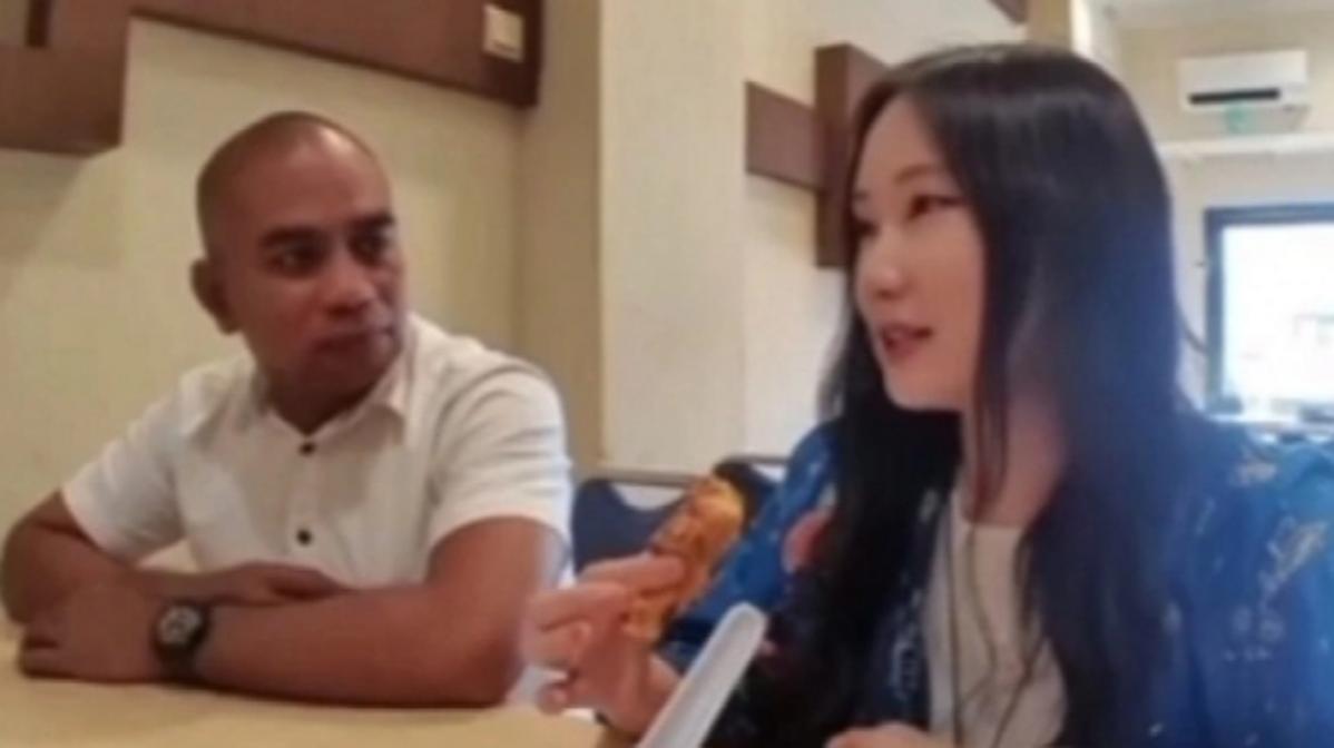Pria Botak yang Ajak Youtuber Korea ‘Nganu’ Ternyata Pejabat Kemenhub. Nih Profilnya!