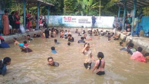 Rayakan Kemenangan, Relawan Jokowi Gibran Bogor Raya "Ngubek Empang"  