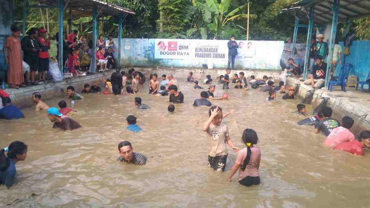 Rayakan Kemenangan, Relawan Jokowi Gibran Bogor Raya "Ngubek Empang"  
