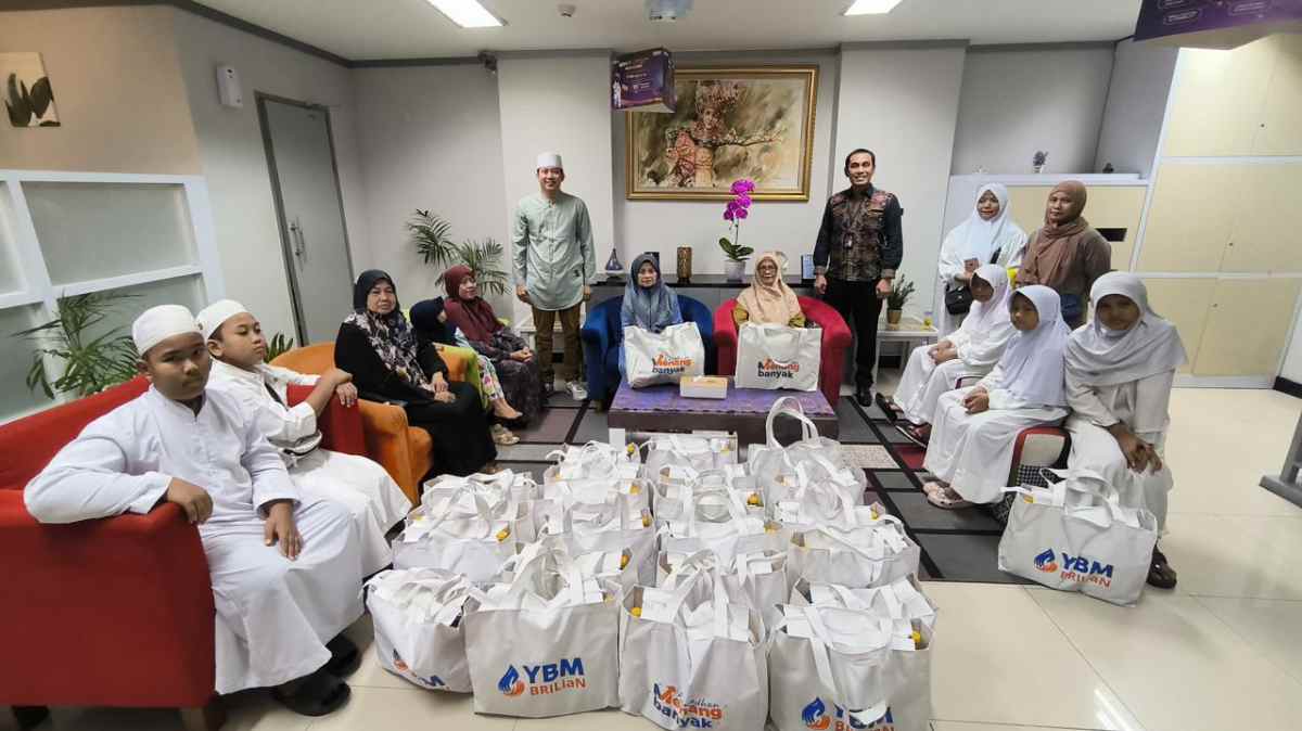 BRI Bersama YBM Briliant Salurkan Bantuan Sembako ke Anak Yatim Piatu dan para Janda