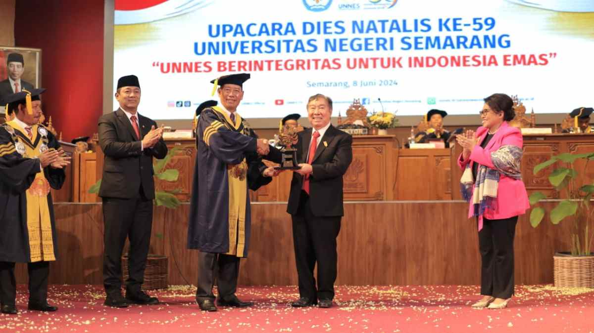 UNNES Anugerahi Founder Taman Safari Indonesia, Jansen Manansang Upakarti Reksa Mrga-taru