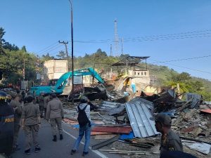 196 Lapak PKL di Puncak Bogor Dibongkar Aparat Gabungan Penataan Puncak Tahap II, 196 Lapak PKL Mulai di Bongkar Aparat Gabungan