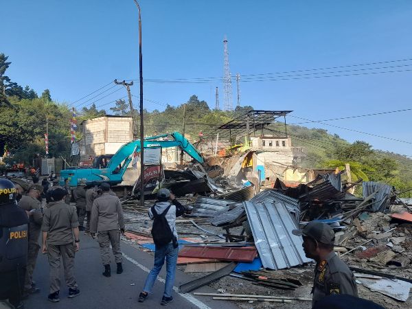 Penataan Puncak Tahap II, 196 Lapak PKL Mulai di Bongkar Aparat Gabungan