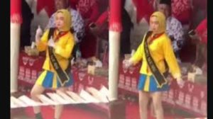 Viral, Joget Pargoy Pakai Jilbab Tapi Roknya Pendek, Mayoret Ini Dikecam