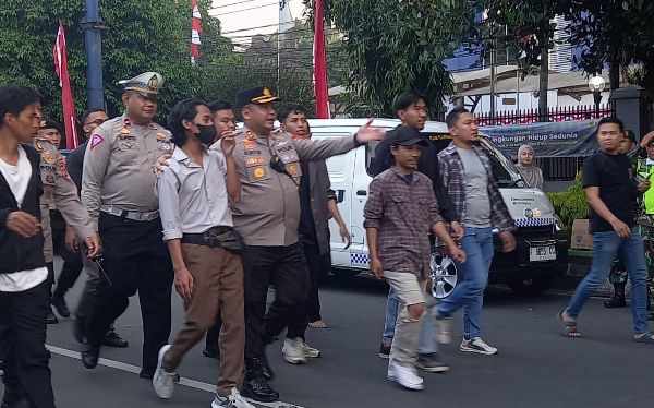 Mahasiswa Bogor Demo Tolak RUU TNI-POLRI di Depan Istana Bogor