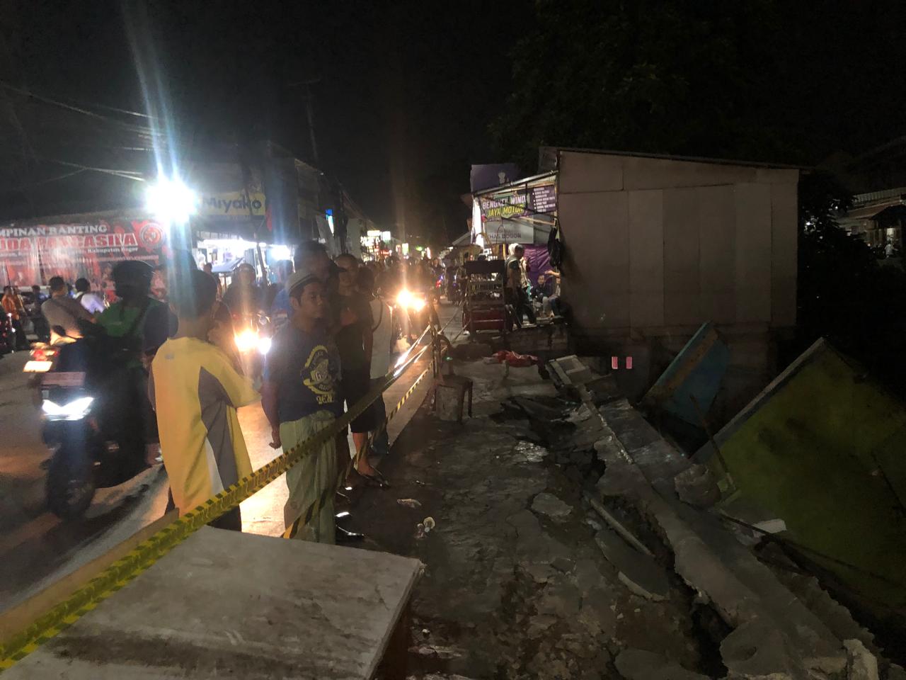 Tanah Longsor Terjang 5 Kios di Bojonggede Bogor  