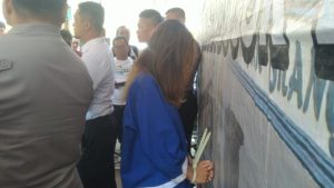 Bogordaily.net - Selebgram Bogor berparas cantik berinisial S (19) yang mempromosikan situs judi online melalui sosial media instagram pribadinya ditangkap polisi. Tersangka yang memiliki akun Instagram @ccacyna_ tergiur dengan bayaran Rp 2.150.000 untuk memposting sebanyak dua kali dalam sehari situs judi online. Kapolresta Bogor Kota Kombes Pol Bismo Teguh Prakoso mengatakan,selebgram tersebut ditawari untuk menjadi brand ambassador situs judi online sejak April hingga Oktober 2024. "Pelaku ini kita amankan karena telah menyebarkan konten bermuatan judi online, yang diunggah dua hari sekali. Imbalannya digunakan untuk kebutuhan sehari-hari dan membayar kost,” kata Kapolresta Bogor Kota Kombes Pol Bismo Teguh Prakoso, Senin 21 Oktober 2024 Ia menambahkan bahwa penangkapan ini merupakan bagian dari operasi besar yang dilakukan untuk menekan praktik perjudian di wilayah Kota Bogor. Sementara itu, Kasatreskrim Polresta Bogor Kota, Kompol Aji Riznaldi menambahkan, tersangka telah tiga kali menerima pembayaran dari pihak yang kini sedang diburu oleh polisi. Situs judi yang dipromosikan oleh tersangka juga sudah dilaporkan ke Kementerian Komunikasi dan Informatika (Kominfo) untuk diblokir. “Identitas pelaku lainnya sudah kami ketahui dan sedang dalam pengejaran. Kami juga sedang menyelidiki apakah server situs ini berada di dalam atau di luar negeri,” ujar Kompol Aji. Atas perbuatannya, tersangka S dijerat dengan Pasal 45 Ayat 3 Undang-Undang Nomor 1 Tahun 2024 tentang Perubahan Kedua UU ITE. Tersangka terancam hukuman maksimal 10 tahun penjara atas dugaan sengaja mentransmisikan informasi elektronik yang bermuatan perjudian, dan juga terancam denda Rp 10 Milyar.*** Muhammad Irfan Ramadan