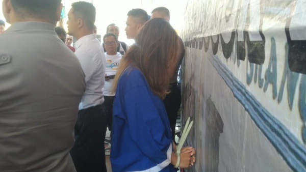 Bogordaily.net - Selebgram Bogor berparas cantik berinisial S (19) yang mempromosikan situs judi online melalui sosial media instagram pribadinya ditangkap polisi. Tersangka yang memiliki akun Instagram @ccacyna_ tergiur dengan bayaran Rp 2.150.000 untuk memposting sebanyak dua kali dalam sehari situs judi online. Kapolresta Bogor Kota Kombes Pol Bismo Teguh Prakoso mengatakan,selebgram tersebut ditawari untuk menjadi brand ambassador situs judi online sejak April hingga Oktober 2024. "Pelaku ini kita amankan karena telah menyebarkan konten bermuatan judi online, yang diunggah dua hari sekali. Imbalannya digunakan untuk kebutuhan sehari-hari dan membayar kost,” kata Kapolresta Bogor Kota Kombes Pol Bismo Teguh Prakoso, Senin 21 Oktober 2024 Ia menambahkan bahwa penangkapan ini merupakan bagian dari operasi besar yang dilakukan untuk menekan praktik perjudian di wilayah Kota Bogor. Sementara itu, Kasatreskrim Polresta Bogor Kota, Kompol Aji Riznaldi menambahkan, tersangka telah tiga kali menerima pembayaran dari pihak yang kini sedang diburu oleh polisi. Situs judi yang dipromosikan oleh tersangka juga sudah dilaporkan ke Kementerian Komunikasi dan Informatika (Kominfo) untuk diblokir. “Identitas pelaku lainnya sudah kami ketahui dan sedang dalam pengejaran. Kami juga sedang menyelidiki apakah server situs ini berada di dalam atau di luar negeri,” ujar Kompol Aji. Atas perbuatannya, tersangka S dijerat dengan Pasal 45 Ayat 3 Undang-Undang Nomor 1 Tahun 2024 tentang Perubahan Kedua UU ITE. Tersangka terancam hukuman maksimal 10 tahun penjara atas dugaan sengaja mentransmisikan informasi elektronik yang bermuatan perjudian, dan juga terancam denda Rp 10 Milyar.*** Muhammad Irfan Ramadan