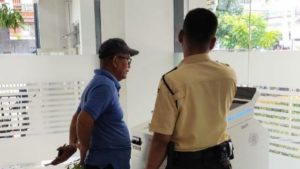 Dengan Ramah dan Sigap, Satpam BRI KC Fatmawati Bantu Nasabah Gunakan Digital CS_1 Dengan Ramah dan Sigap, Satpam BRI KC Fatmawati Bantu Nasabah Gunakan Digital CS